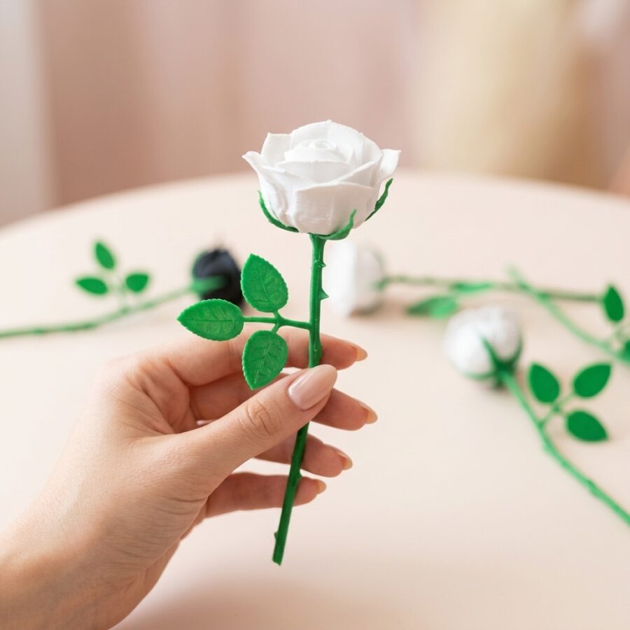 Kadın elinde solmayan beyaz mini gül